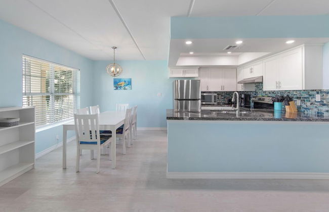 Modern Retreat, Block to Beach w Pool & Balcony - Foto 7