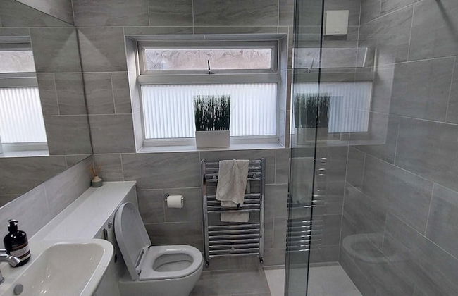 Luxury 5 Bedroom 2 BA House with Parking - Foto 25