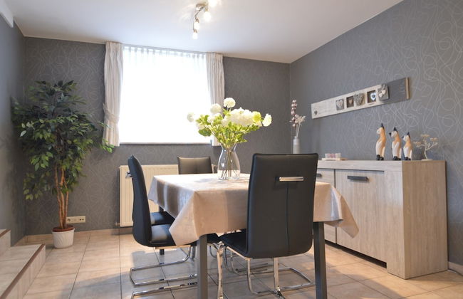 Combine City & Countryside in Well Kept House With Many Games, Next to a Farm - Foto 35