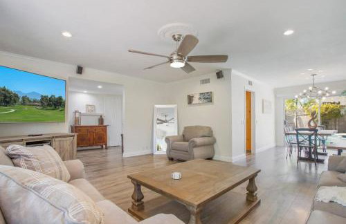 Charming Villa with Backyard Oasis Close to Beach - Foto 11