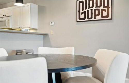 New 2 Bed 2 Bath Condo with Pool at BMS - Foto 10