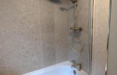 CHERRYTREES 5 Bed House, Sleeps 10, 3 Bathrooms, Parking, Ideal for Groups and Work Stays - Foto 33