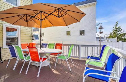 Seaside Getaway! 3 Blocks to Beach with Washer-Dryer - Foto 11