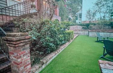 2 Blocks to riverfront | 48" Firepit | Turf Yard - Foto 8