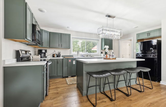 Tranquil Cozy 3br Home With Deck & Bbq 3 Bedroom Home by RedAwning - Photo 10