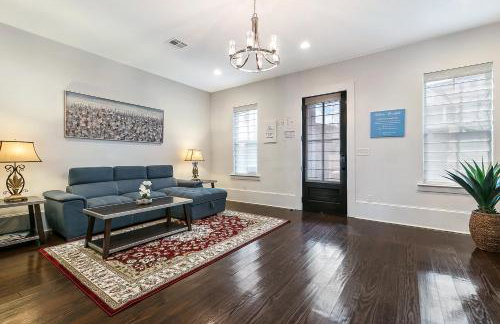Spacious Loft-Style 3BR Townhouse by Hosteeva - Photo 12