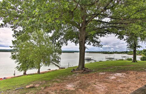 Lakefront Home with Private Beach Access! - Foto 25