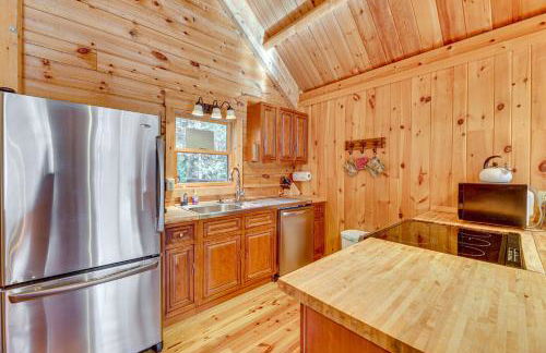 15 Mi to Snowshoe Resort Cabin with Deck and Fire Pit - Foto 6
