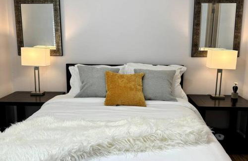 Bright Spacious Renovated Home Master on Main - Foto 52