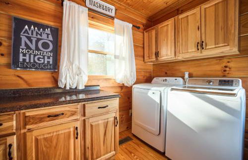 Romantic Penrose Cabin with Pond, Trails and Hot Tub - Foto 18