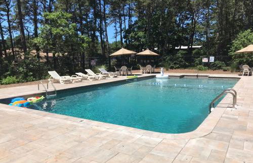 Cottage w Private Association Pool - Photo 1