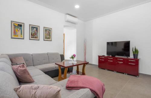 Charming Villa with Pool - Foto 17