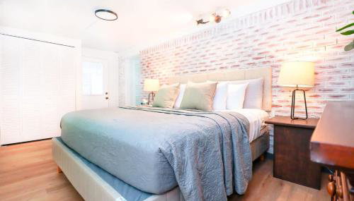 StylishAptWtrGrdnOppLake&Prk&Yrd - Foto 2