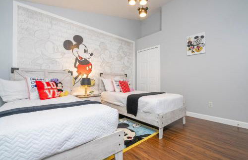 Magical 5-Bedroom Retreat w/ Pool, 3 Ensuite Bedrooms, Near Disney, and Internet! - Foto 2