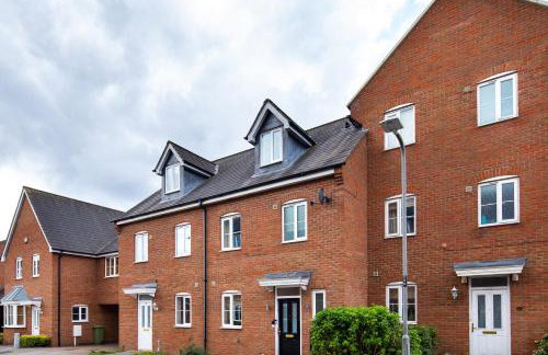 Modern and Spacious Home From Home 1 mile from M1 - with Netflix, Prime Video, PS5, free parking, superfast WiFi, BBQ - Sleeps 11 - By Brightleap Apartments - Foto 53