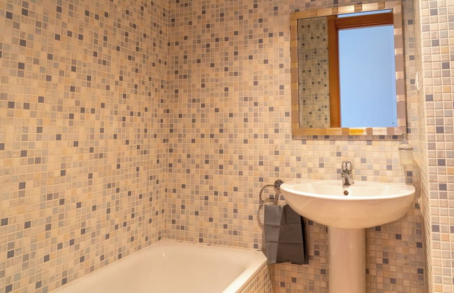 Seaview 2 Bed Apartment Sleeps 4 - Terrace - Pool - Foto 7