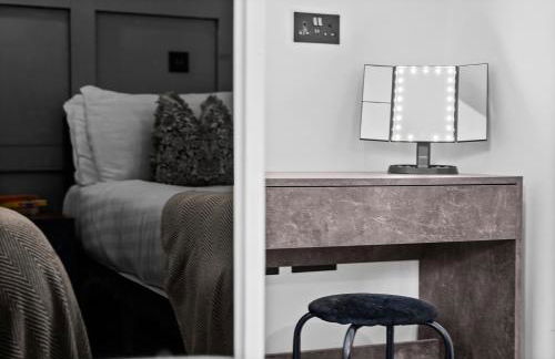 The Oaks Barn - A Countryside Luxury Rural Escape with Hot tub & Fire Pit! Tranquil Group Retreat - Sleeps 8, Pet Friendly & Off road Parking - By Blue Puffin Stays - Photo 37