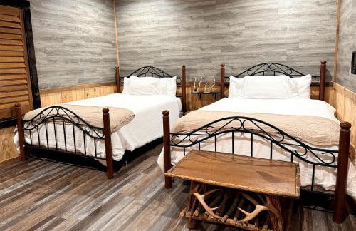 Cozy Wood-Interior Lodge with Screened Patio, Fire-Pit Table, Grill & Fast WiFi in Goreville, Illinois - Photo 12