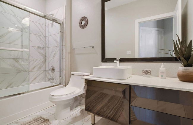 Luxurious Downtown Condo - Photo 14