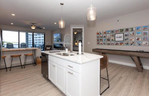 Topsider Condo w/ Stunning Lake Views, Shuffleboard & King Beds - Foto 12