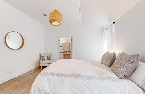 Beautiful dog-friendly home with fireplace, large yard, hammock, W/D, and AC - Foto 13