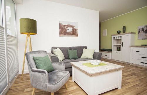 Terrasse, gratis Nutzung vom AHOI Erlebnisbad und Sauna in Sellin - Villa Karola FeWo 02 - Foto 4