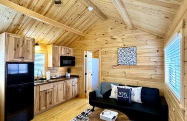 2 Bedroom Log Cabin on Lake James with Loft- Private Resort Amenities - Foto 1