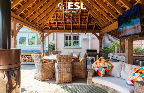 Charming Cottage 3-Bedrooms Sleeps 8 & Hot Tub - Photo 8