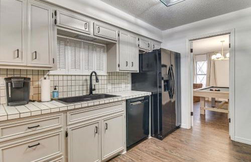 Right Off Route 66 Retro Vinita Home with Game Room - Foto 10