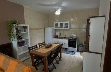 Casa a poucos metros da praia! - Foto 6