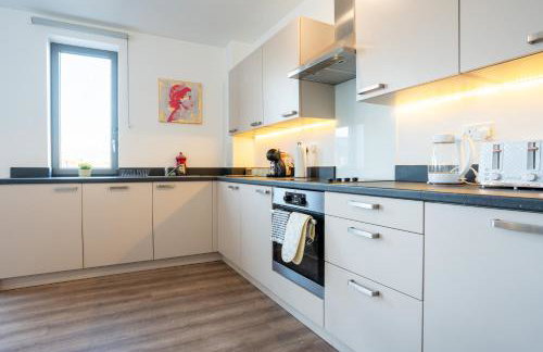 Central Wembley Stadium Luxe Stay with Pool Table - Foto 16