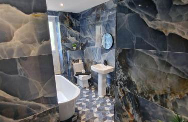 Townhouse - 6 Bed Hot Tub House - Photo 22