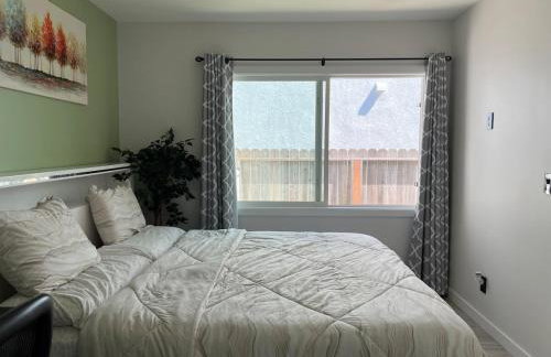 Cheerful house with EV, Parking & backyard - Foto 34