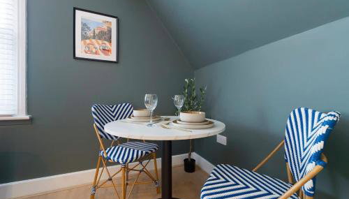 Bright and Airy 2BR Home Near Shops and Dining - Foto 5