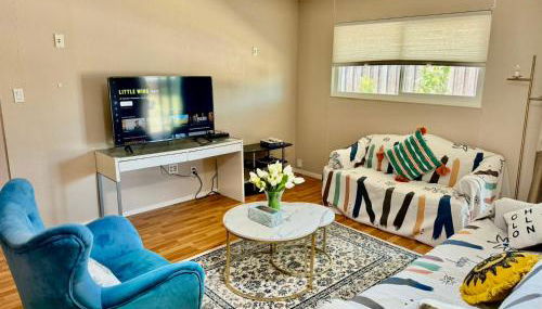 Chic Home with Expansive Backyard- duplex back unit - Foto 3