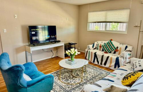 Chic Home with Expansive Backyard- duplex back unit - Foto 3