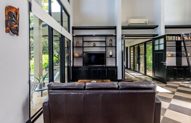 Nostalgic Retro Home on Luxurious Lot with a Private Infinity Pool and Ocean Views - Photo 13