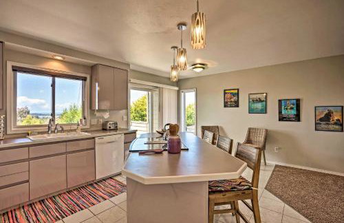 Chic Coos Bay Home with Pacific Ocean Views! - Foto 11