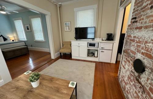 Charming Victorian Home Downtown Newport - Photo 35