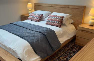 Luxury 1 bed apartment close to Airport and Exhibition centre ideal for short long term stays very cosy nicely furnished for comfort with all mod cons FreeParking on site Free WIFI - Foto 10