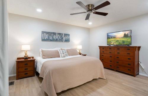 Lakefront Home Private Dock with Main Channel View - Foto 17