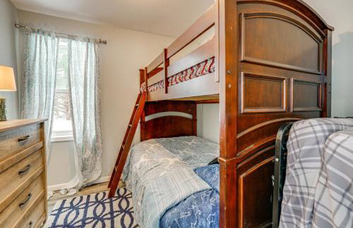 Woodsy & Charming! Applegate Cabin w/ Large Yard - Photo 16