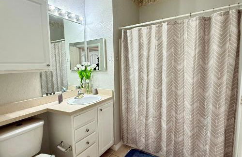 2BR2BA Getaway 7 Miles from Orlando Parks - Foto 8