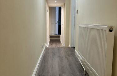 Newly Refurbished 2 Bedroom Flat New Southgate London N11 - Foto 2