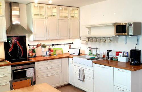 Bright by Trade Fair ICM 15 min direct to City Center 2-BedRoom full 2-BathRoom, free Parking, Balcony, Family and Business friendly - Foto 2