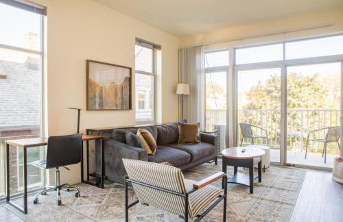 East Side Luxury 1BR Apt - Near Brady and Fiserv with Balcony - Foto 2