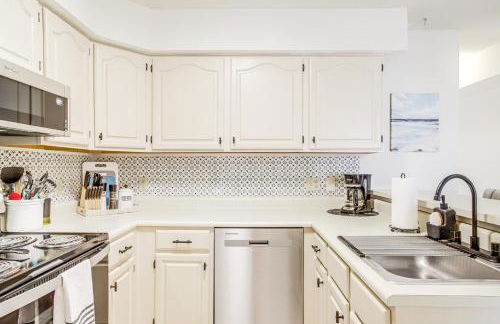 Porch and Water Views Getaway in Mallard Lakes - Foto 10