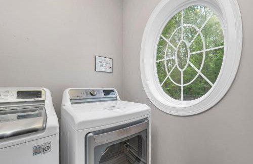 White Mountain Retreat with Theater, Fire Pit, Game Room and River Access - Foto 48