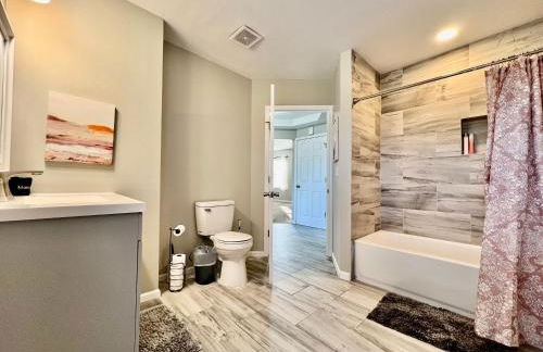 Charming 4BR Home in Liberty Township w Large Deck - Foto 19