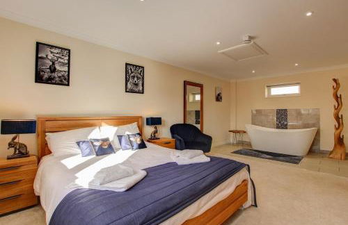 Hunters Cottage - Luxury, high end, hot hub, AC, slipper bath, couples retreat - Photo 39